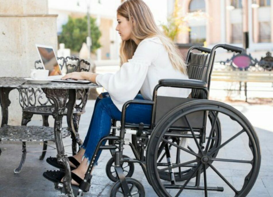 jeune femme sur chaise roulante